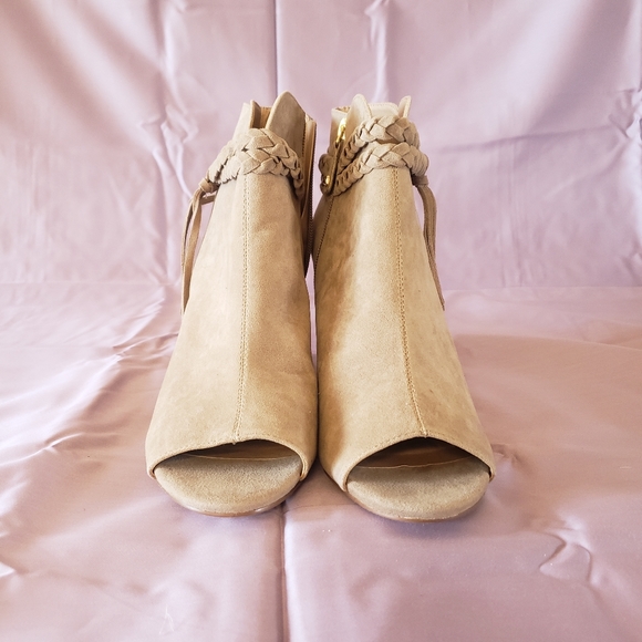 NWOB XOXO Belina Bootie Taupe - Picture 2 of 6